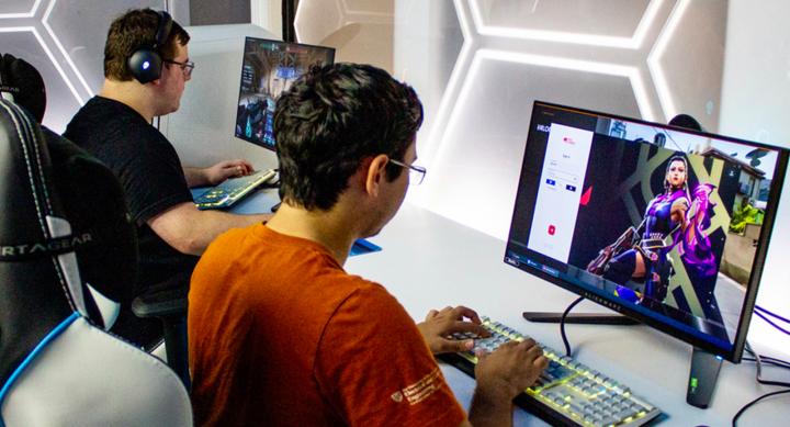Students game at Alienware Longhorn Esports Lounge